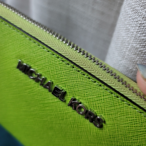 Michael Kors Continental Green Leather Wallet - Picture 5 of 11